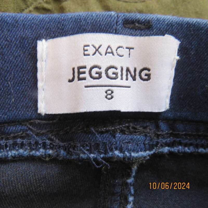 Navy skinny leg jeggings in polycotton stretch. Back pockets. Size 32 by EXACT. Brand new cond.