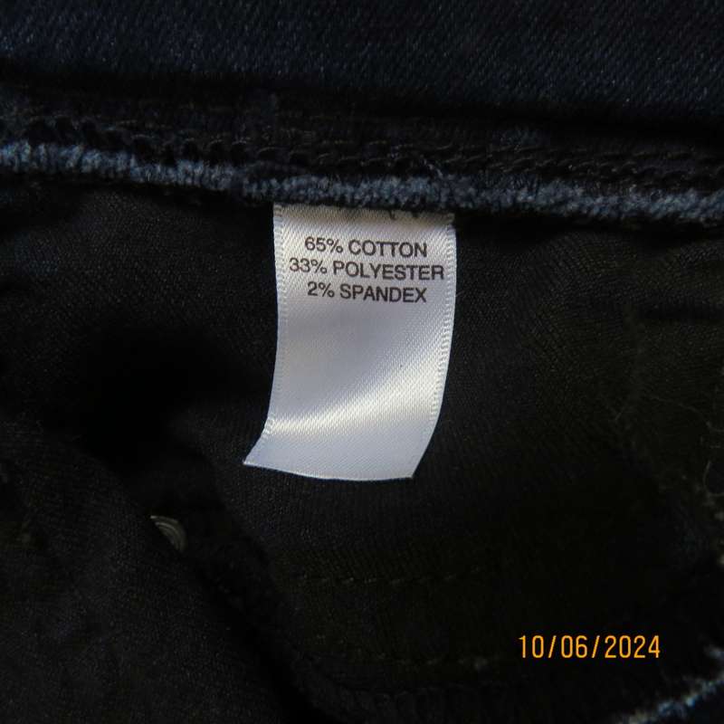 Navy skinny leg jeggings in polycotton stretch. Back pockets. Size 32 by EXACT. Brand new cond.