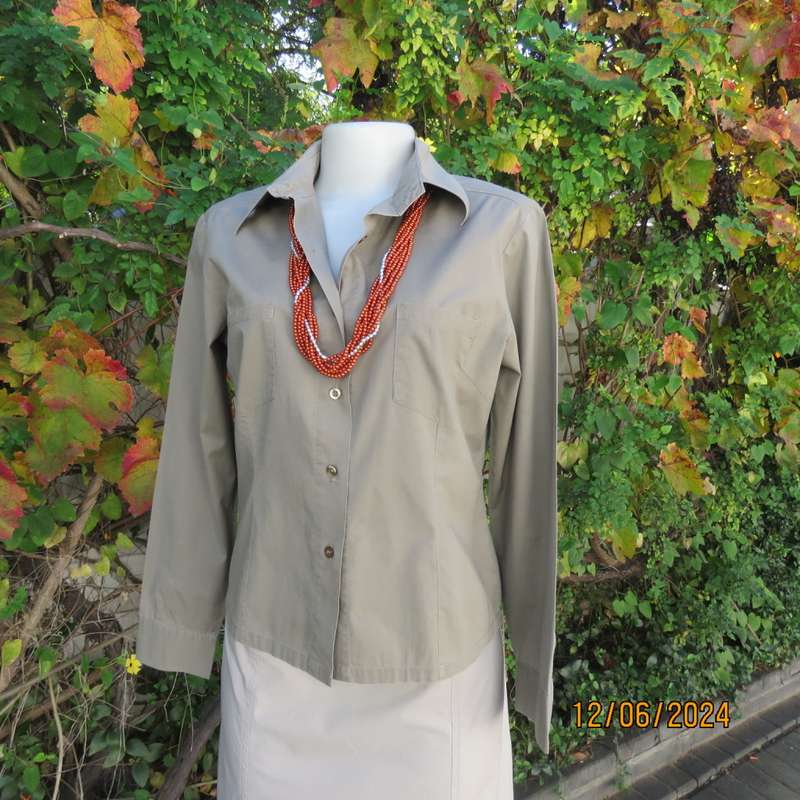 Casual coffee colour beautiful structured shirt in polycotton with 2 pockets/shirt collar. Size 36.