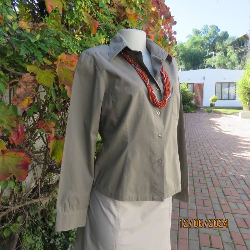 Casual coffee colour beautiful structured shirt in polycotton with 2 pockets/shirt collar. Size 36.