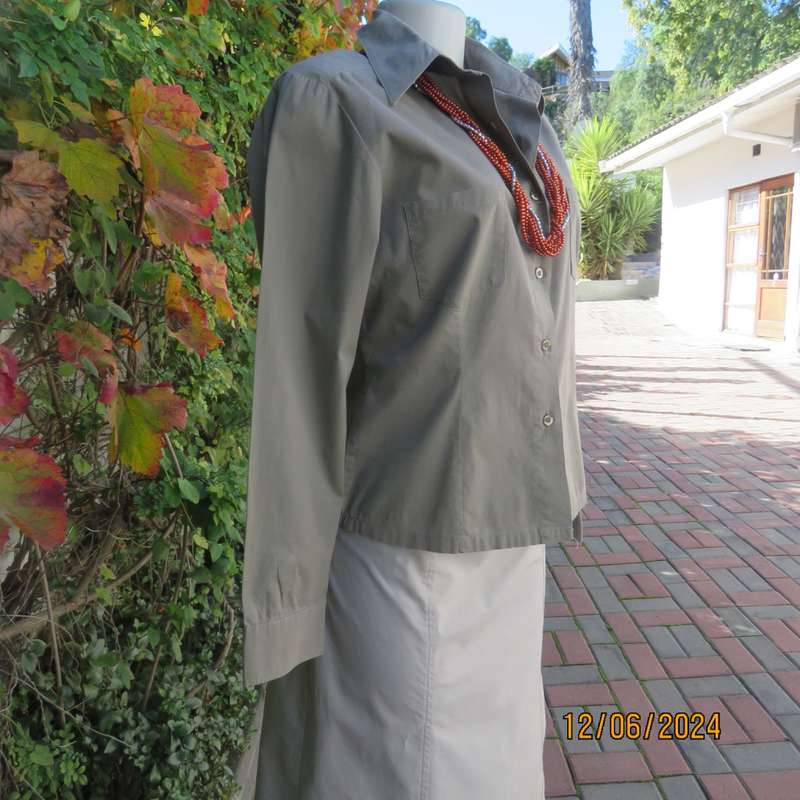 Casual coffee colour beautiful structured shirt in polycotton with 2 pockets/shirt collar. Size 36.