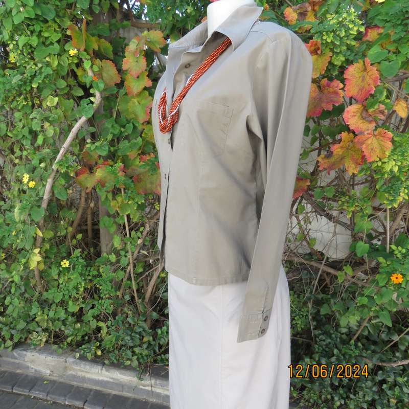 Casual coffee colour beautiful structured shirt in polycotton with 2 pockets/shirt collar. Size 36.