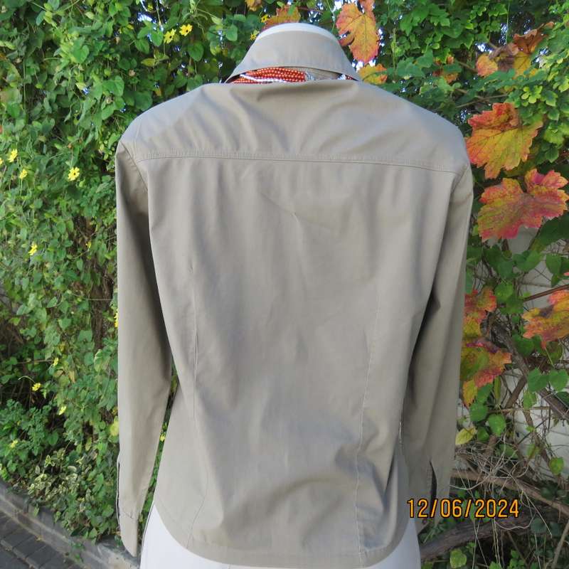 Casual coffee colour beautiful structured shirt in polycotton with 2 pockets/shirt collar. Size 36.