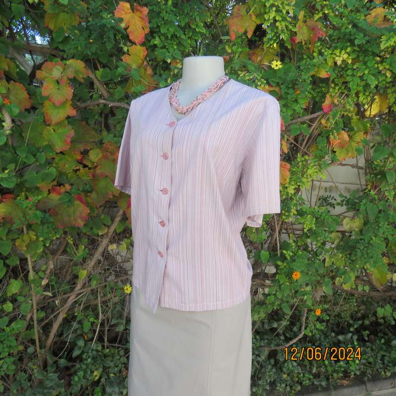 Go for effortless style in this short sleeve/vertical striped polycotton V neck top, Size 40. As new