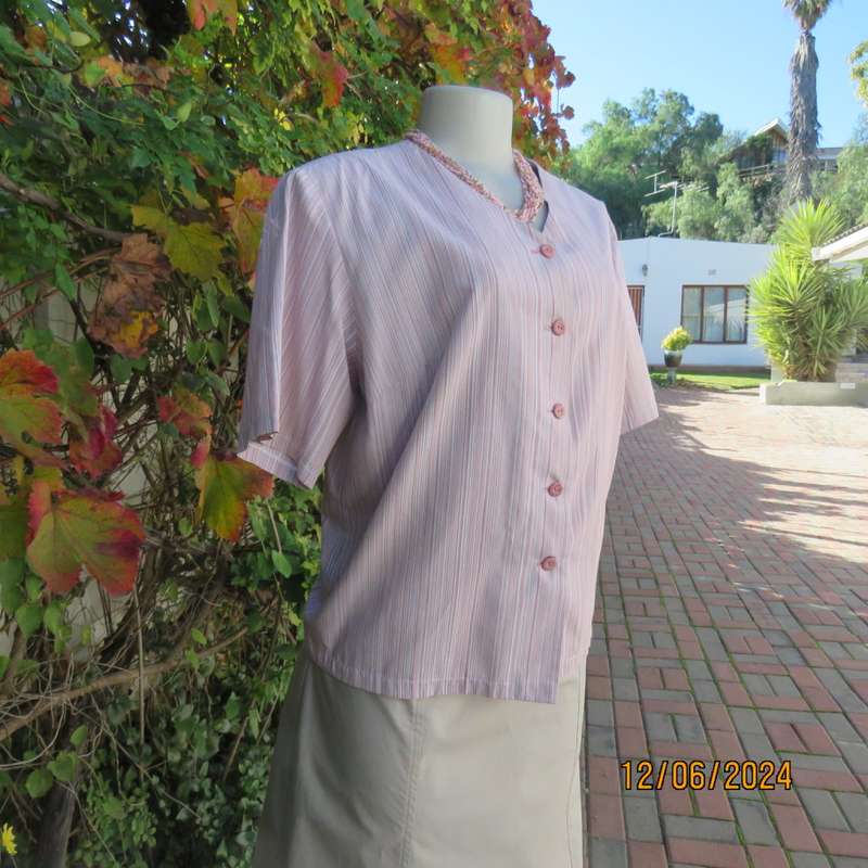 Go for effortless style in this short sleeve/vertical striped polycotton V neck top, Size 40. As new