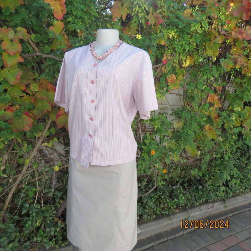 Go for effortless style in this short sleeve/vertical striped polycotton V neck top, Size 40. As new