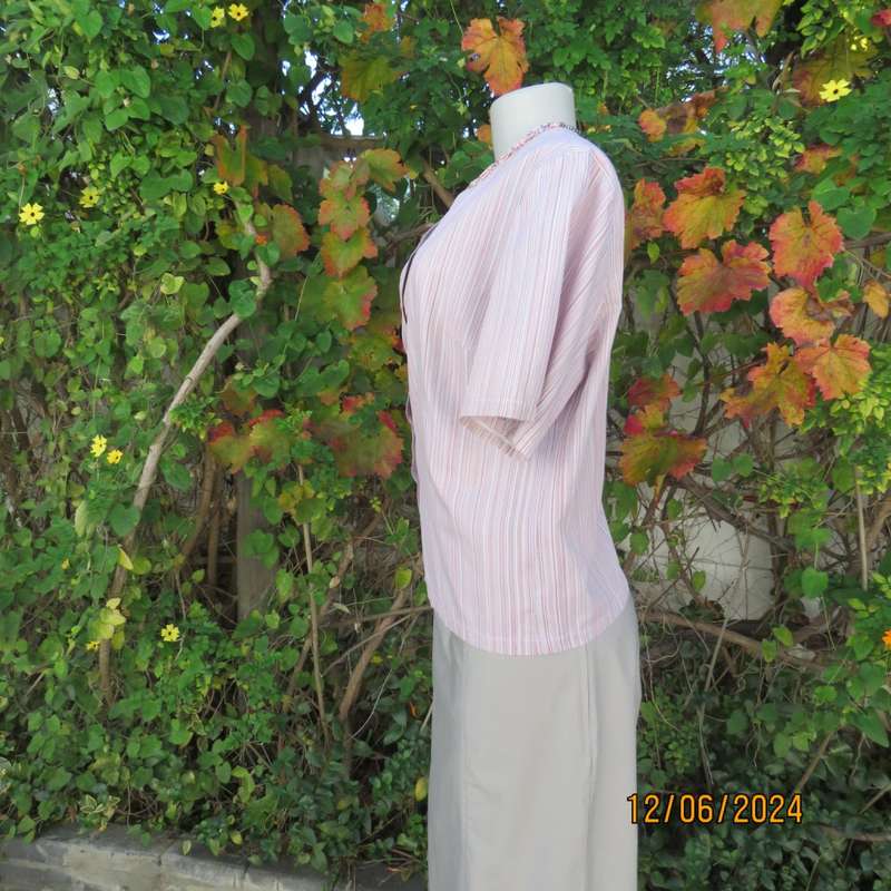 Go for effortless style in this short sleeve/vertical striped polycotton V neck top, Size 40. As new