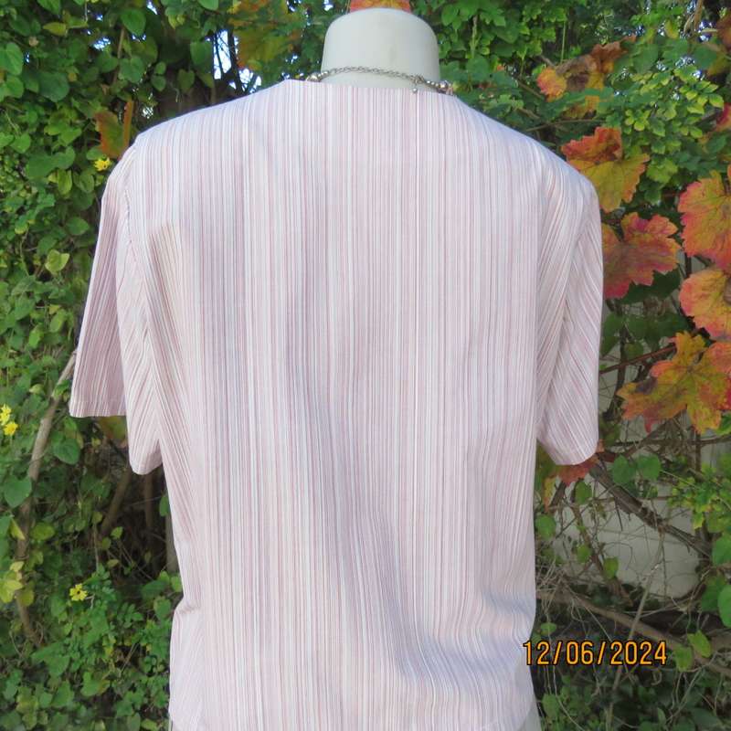 Go for effortless style in this short sleeve/vertical striped polycotton V neck top, Size 40. As new