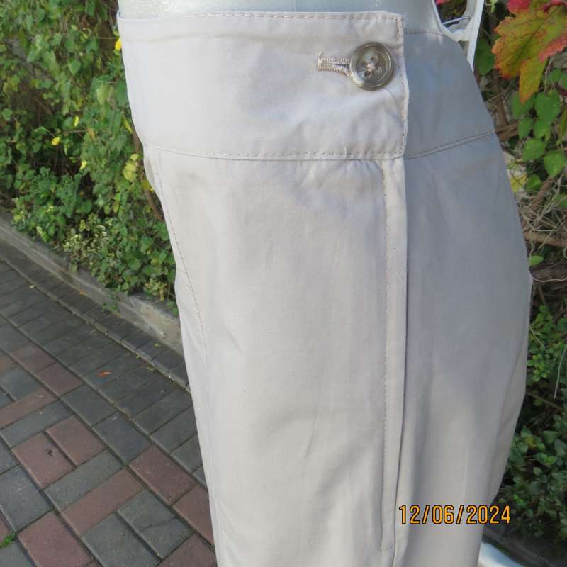 Versatile dark beige paneled firm polyester shirt. Yoked waistband, Side zip.Size 40. Brand new cond