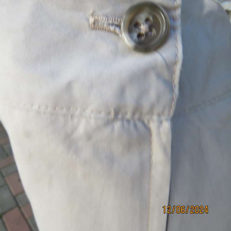 Versatile dark beige paneled firm polyester shirt. Yoked waistband, Side zip.Size 40. Brand new cond