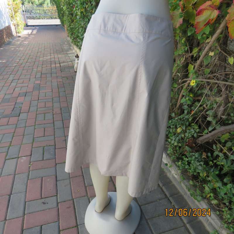 Versatile dark beige paneled firm polyester shirt. Yoked waistband, Side zip.Size 40. Brand new cond