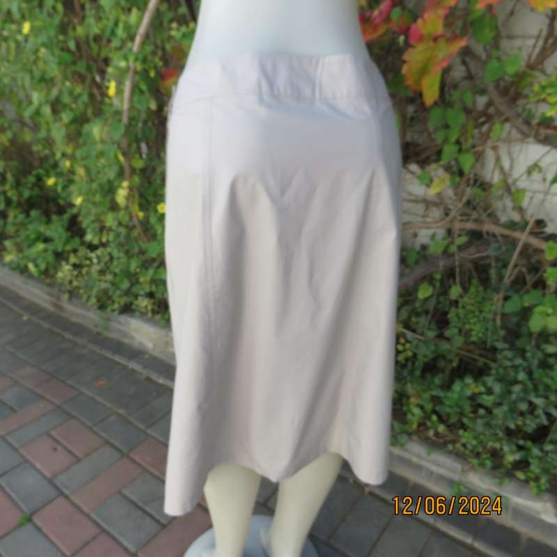 Versatile dark beige paneled firm polyester shirt. Yoked waistband, Side zip.Size 40. Brand new cond