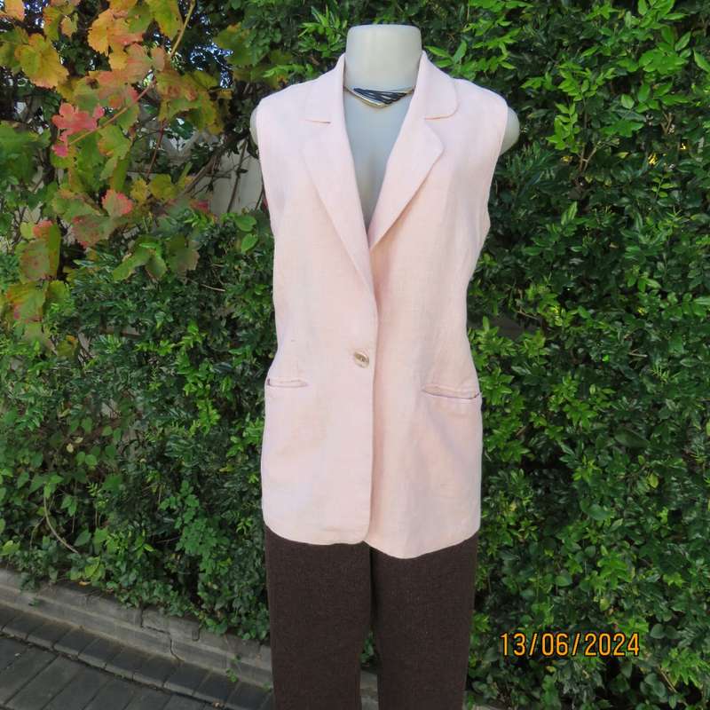 Sleeveless jacket in pale peach ramie (linen). One button closure. 2 front pockets. By KELSO size 36