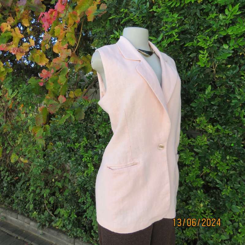 Sleeveless jacket in pale peach ramie (linen). One button closure. 2 front pockets. By KELSO size 36