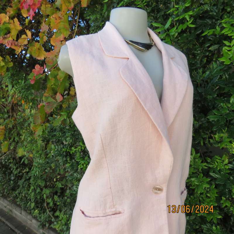 Sleeveless jacket in pale peach ramie (linen). One button closure. 2 front pockets. By KELSO size 36
