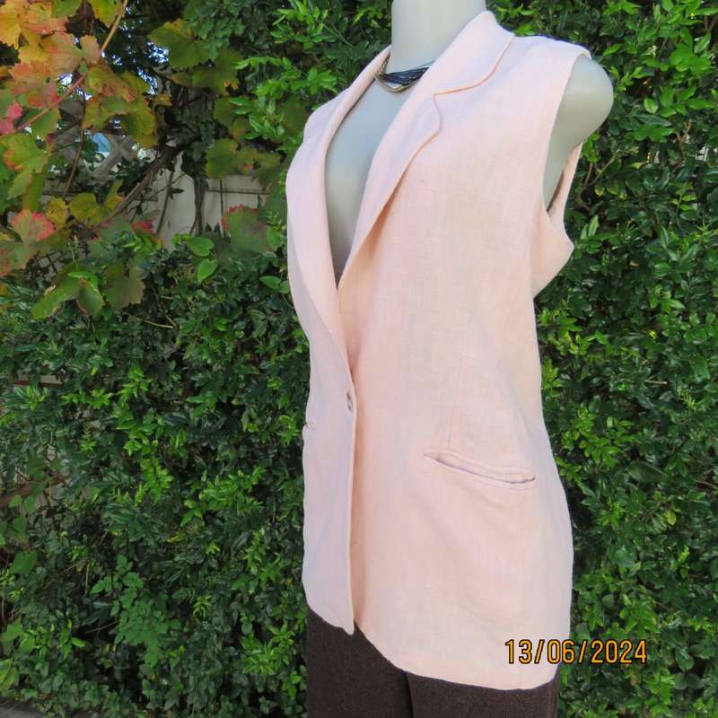 Sleeveless jacket in pale peach ramie (linen). One button closure. 2 front pockets. By KELSO size 36