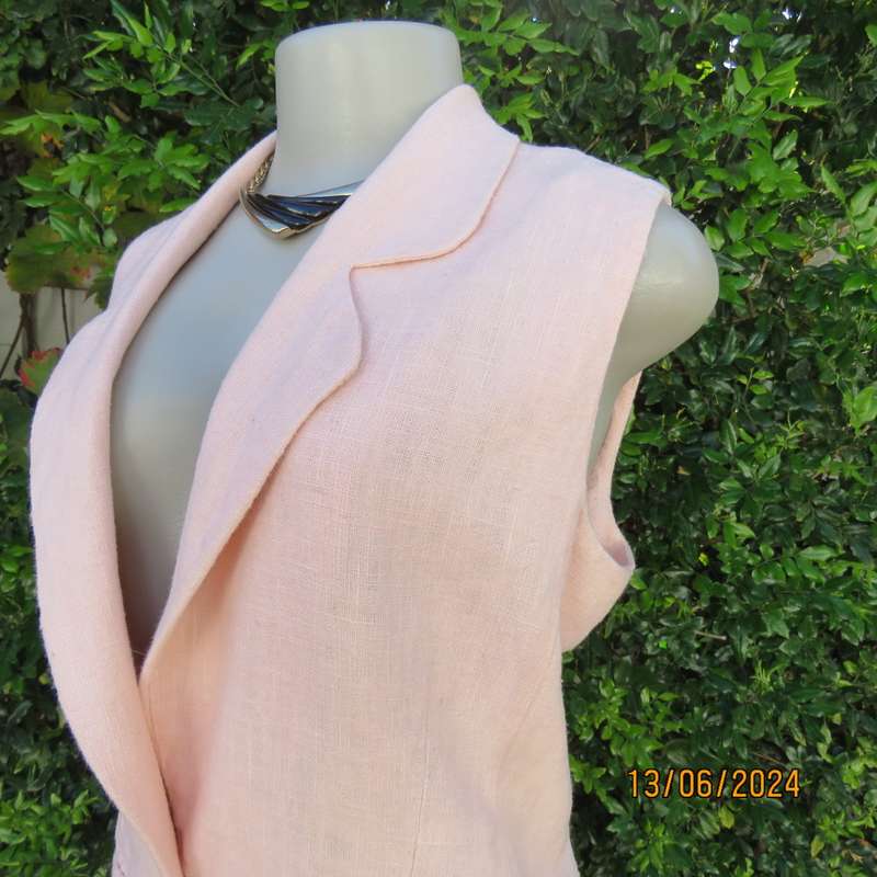 Sleeveless jacket in pale peach ramie (linen). One button closure. 2 front pockets. By KELSO size 36