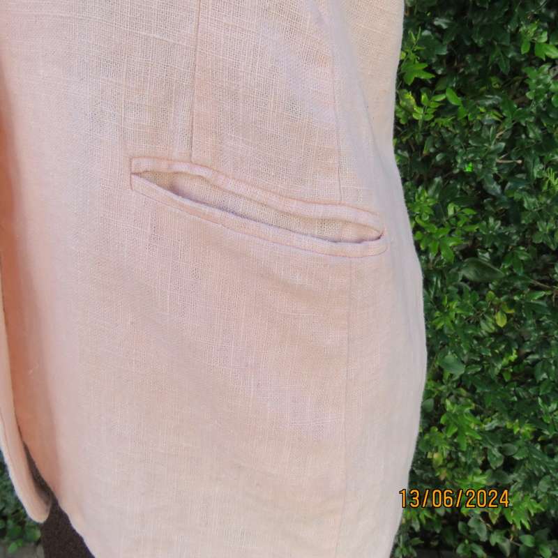 Sleeveless jacket in pale peach ramie (linen). One button closure. 2 front pockets. By KELSO size 36
