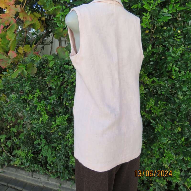 Sleeveless jacket in pale peach ramie (linen). One button closure. 2 front pockets. By KELSO size 36