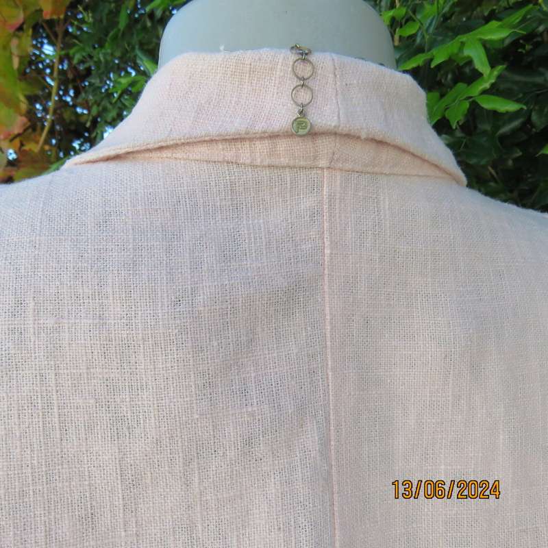 Sleeveless jacket in pale peach ramie (linen). One button closure. 2 front pockets. By KELSO size 36