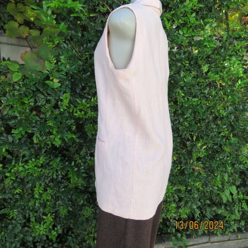 Sleeveless jacket in pale peach ramie (linen). One button closure. 2 front pockets. By KELSO size 36
