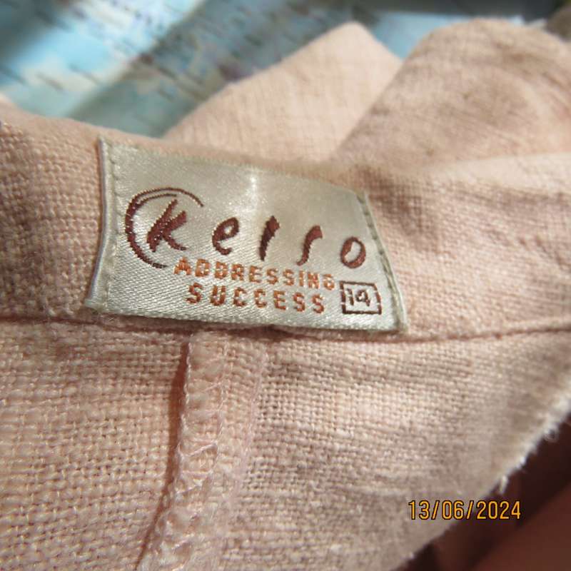 Sleeveless jacket in pale peach ramie (linen). One button closure. 2 front pockets. By KELSO size 36