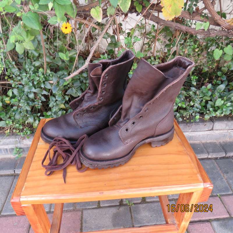 Pair of SADF brown genuine leather BAGSHAW 1983 size 5.5 boots.Army size 240W. Very good cond.