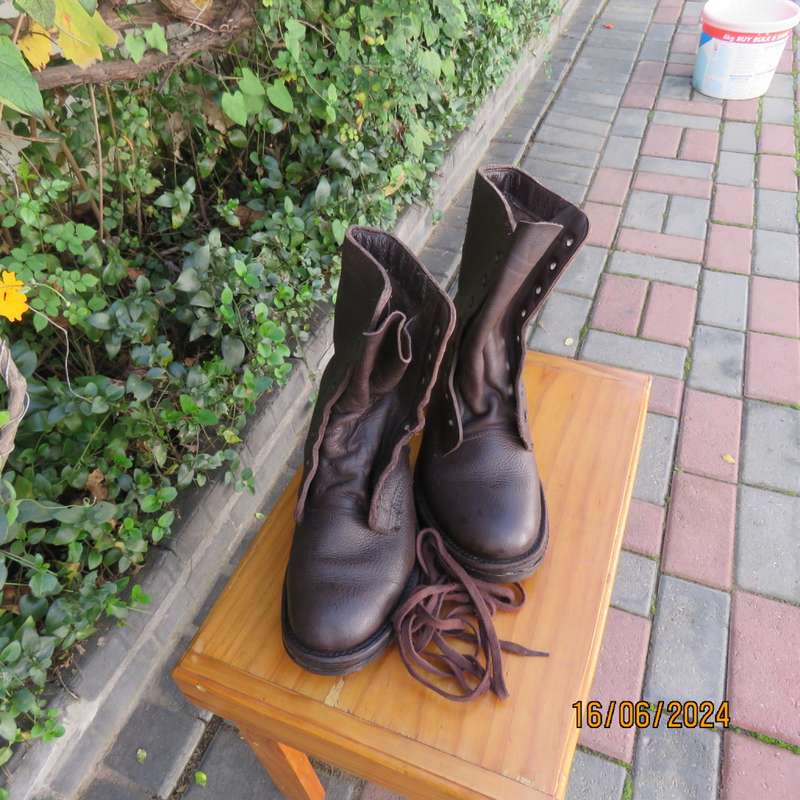 Pair of SADF brown genuine leather BAGSHAW 1983 size 5.5 boots.Army size 240W. Very good cond.