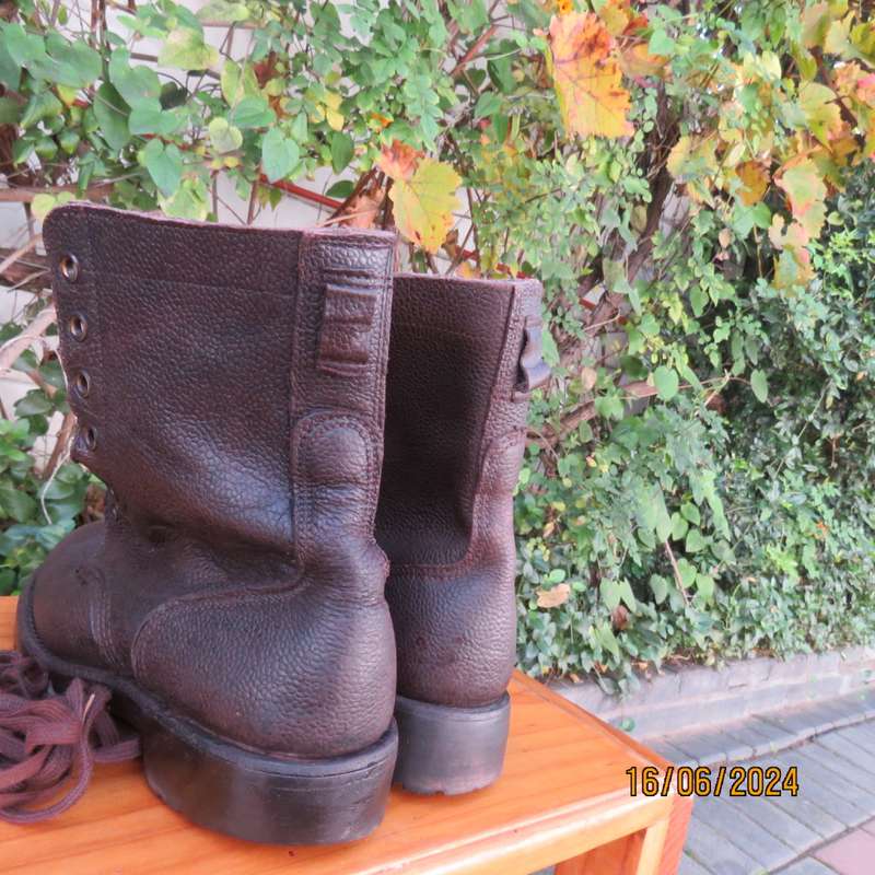 Pair of SADF brown genuine leather BAGSHAW 1983 size 5.5 boots.Army size 240W. Very good cond.