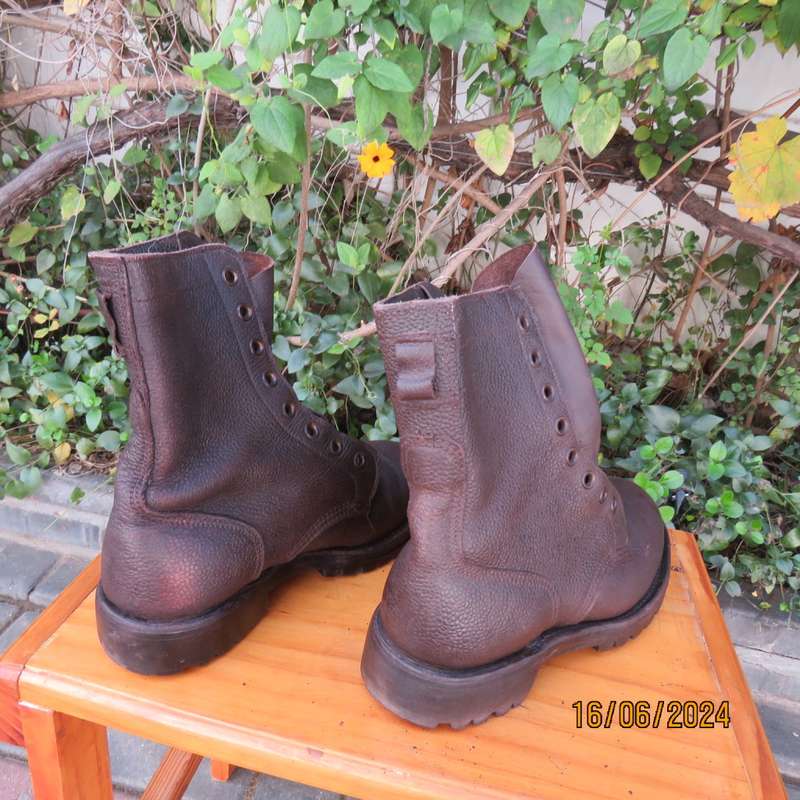 Pair of SADF brown genuine leather army boots by BAGSHAW size 2.5. 1983. Army size 210. As new