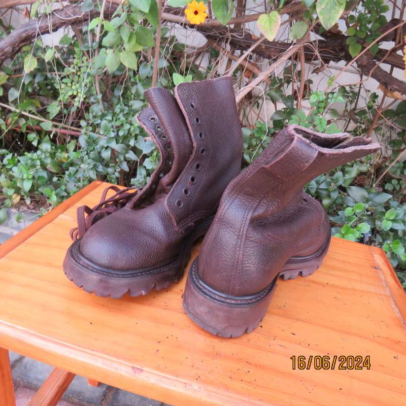 Pair of SADF brown genuine leather army boots by BAGSHAW size 2.5. 1983. Army size 210. As new