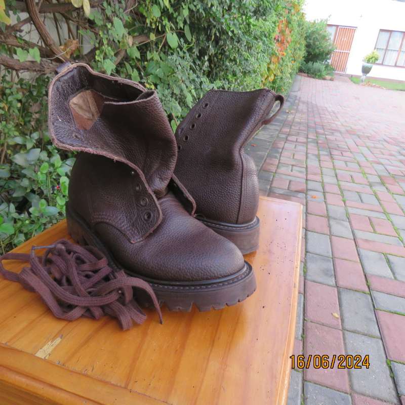 Pair of SADF brown genuine leather army boots by BAGSHAW size 2.5. 1983. Army size 210. As new