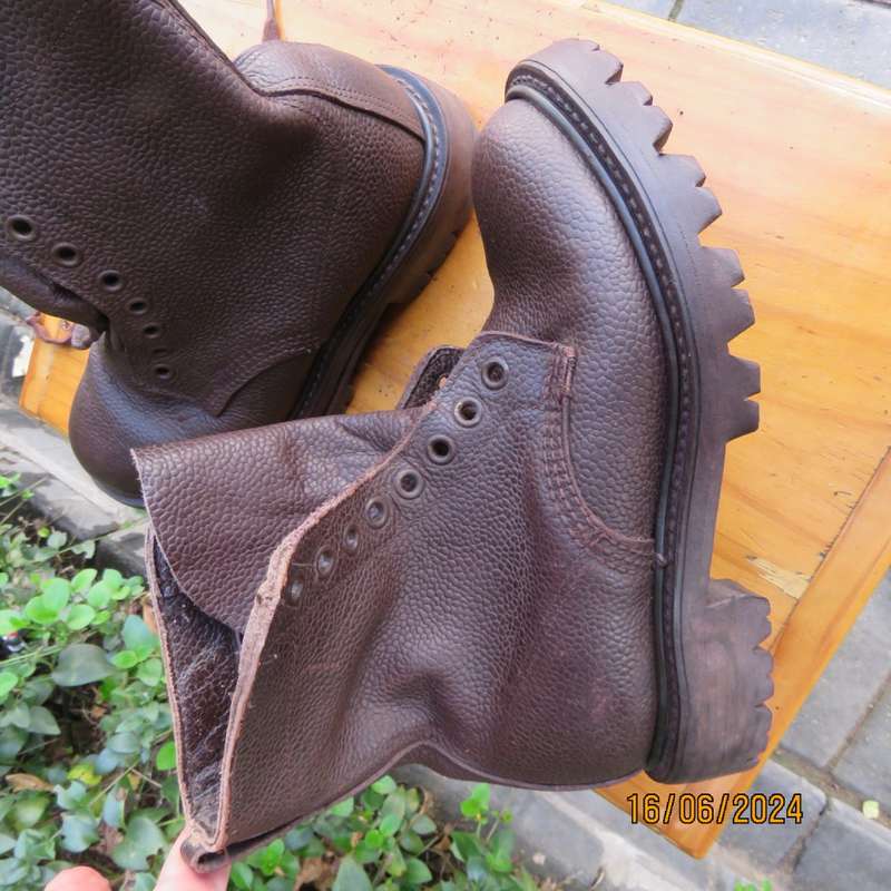 Pair of SADF brown genuine leather army boots by BAGSHAW size 2.5. 1983. Army size 210. As new