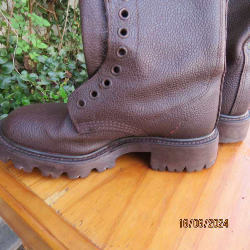 Pair of SADF brown genuine leather army boots by BAGSHAW size 2.5. 1983. Army size 210. As new