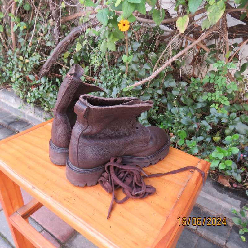 Pair of SADF brown genuine leather army boots by BAGSHAW size 2.5. 1983. Army size 210. As new