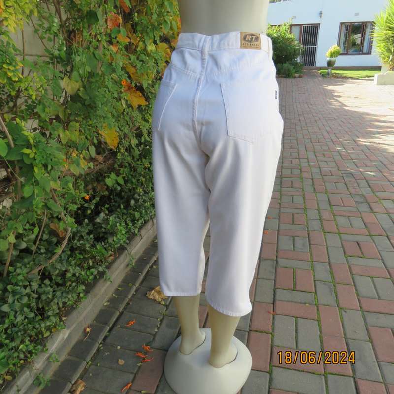 White 100% heavy cotton capri style cropped pants size 40 by RT DENIM. Pockets b/f. Brand new cond