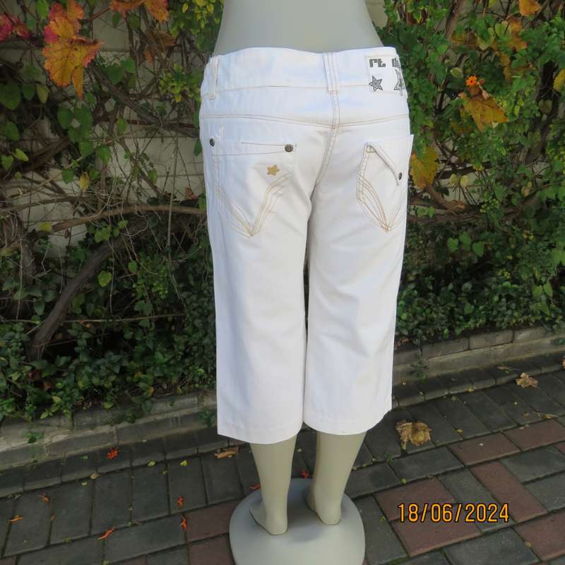 White low rise textured cotton straight legged cropped pants size 36 by RT DENIM.Pockets B/F. As new