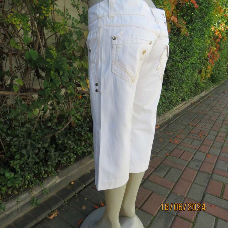 White low rise textured cotton straight legged cropped pants size 36 by RT DENIM.Pockets B/F. As new
