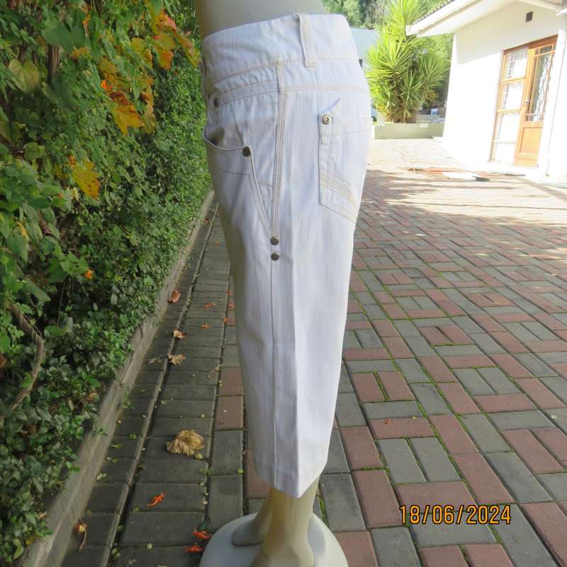 White low rise textured cotton straight legged cropped pants size 36 by RT DENIM.Pockets B/F. As new