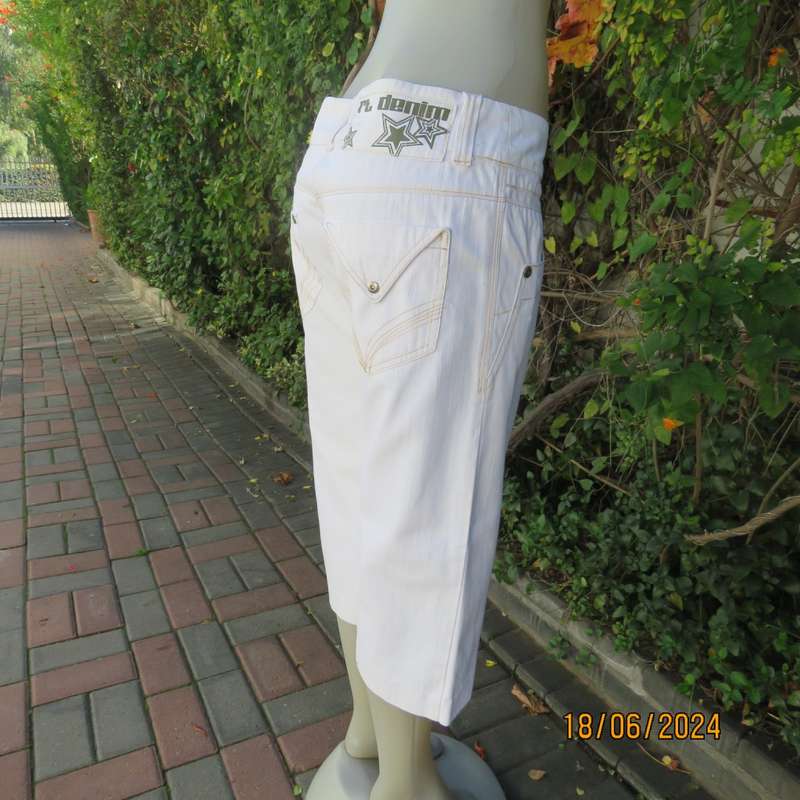 White low rise textured cotton straight legged cropped pants size 36 by RT DENIM.Pockets B/F. As new