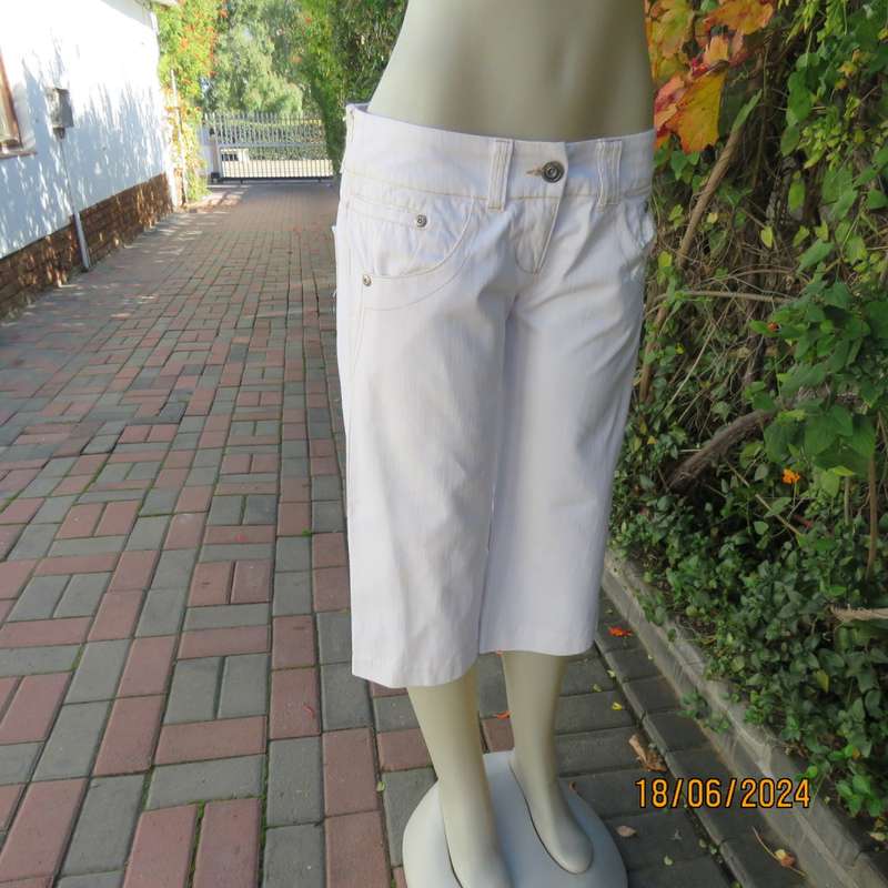 White low rise textured cotton straight legged cropped pants size 36 by RT DENIM.Pockets B/F. As new