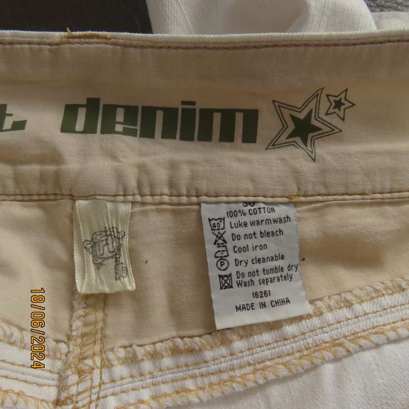 White low rise textured cotton straight legged cropped pants size 36 by RT DENIM.Pockets B/F. As new