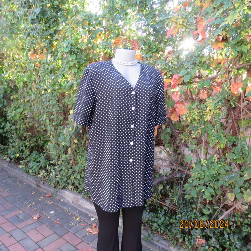 Beautiful versatile black/white polka dot textured polyester short sleeve top V neck.Size 42.New con