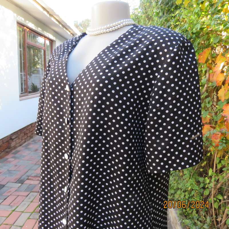 Beautiful versatile black/white polka dot textured polyester short sleeve top V neck.Size 42.New con