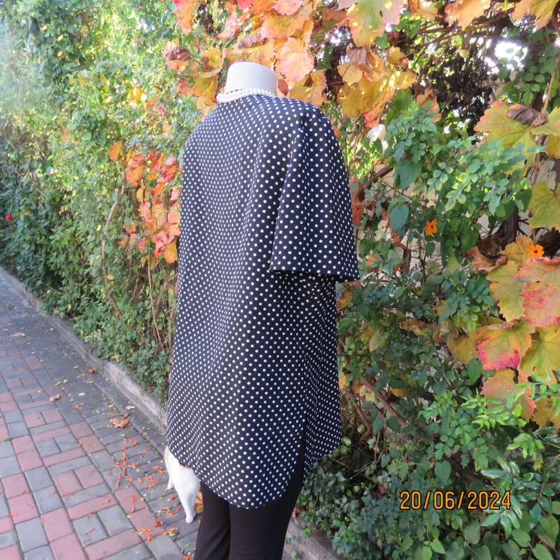 Beautiful versatile black/white polka dot textured polyester short sleeve top V neck.Size 42.New con