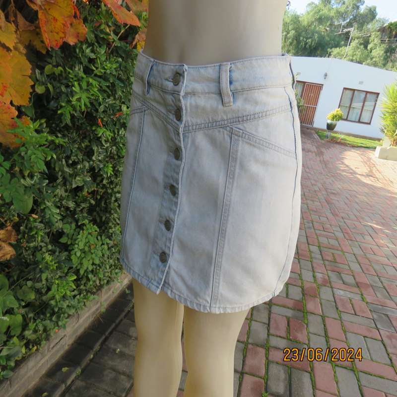 Chic light blue denim mini jean paneled button down skirt by FACTORIE Australia. Size 32/34. New con