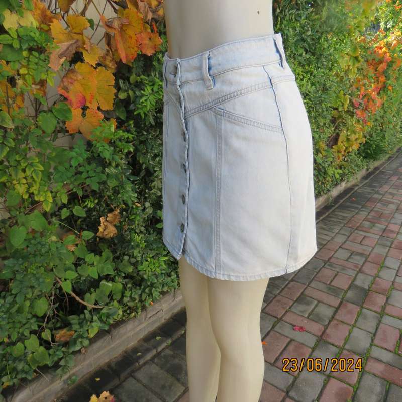 Chic light blue denim mini jean paneled button down skirt by FACTORIE Australia. Size 32/34. New con