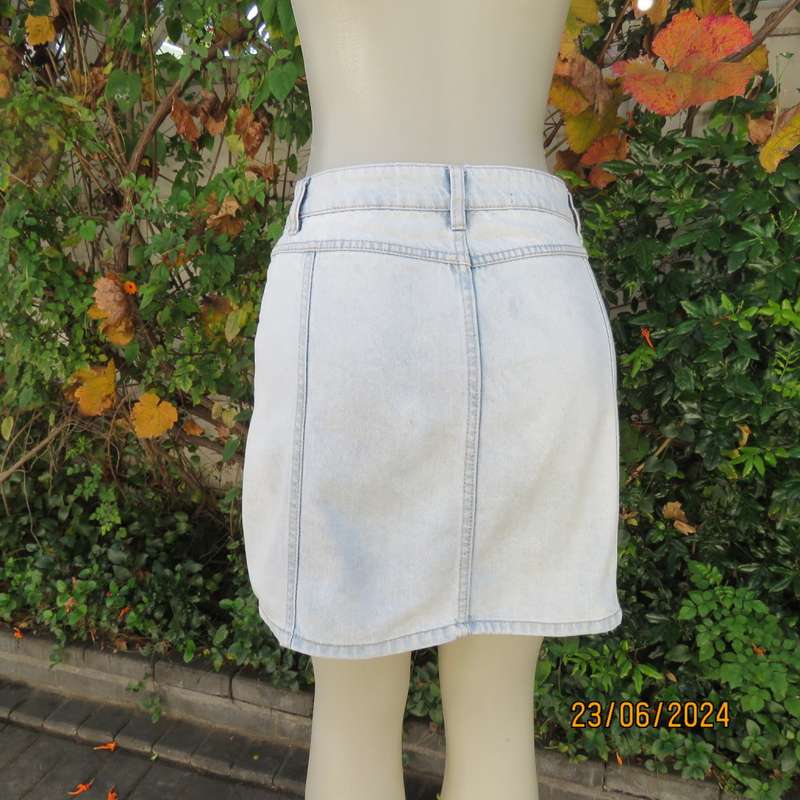 Chic light blue denim mini jean paneled button down skirt by FACTORIE Australia. Size 32/34. New con