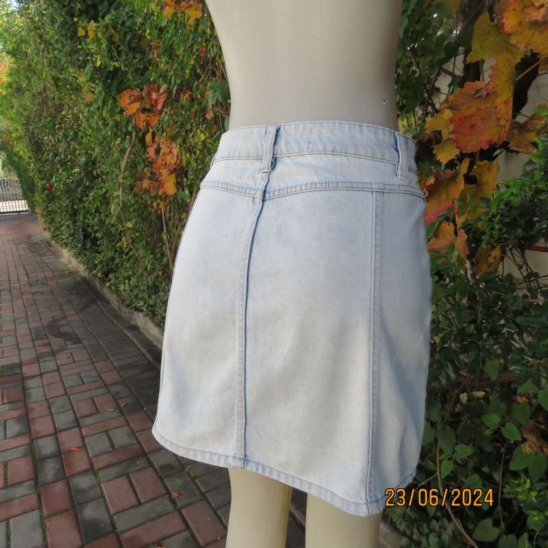 Chic light blue denim mini jean paneled button down skirt by FACTORIE Australia. Size 32/34. New con