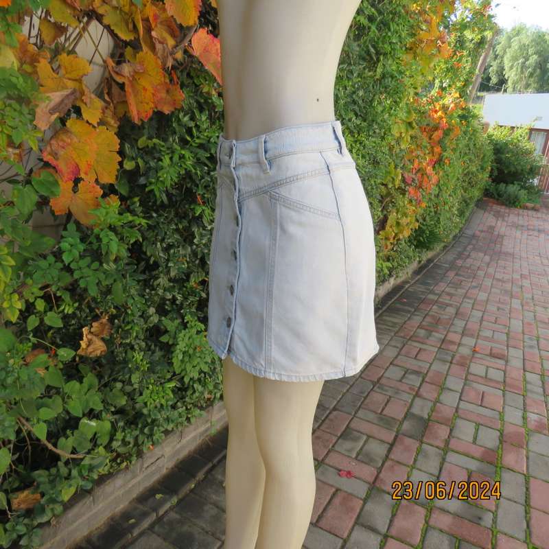 Chic light blue denim mini jean paneled button down skirt by FACTORIE Australia. Size 32/34. New con